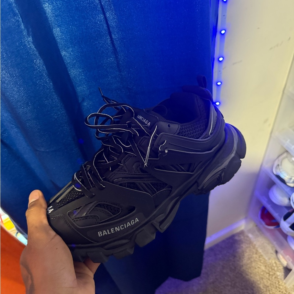Balenciaga Black Men's Shoes comes with extra laces
